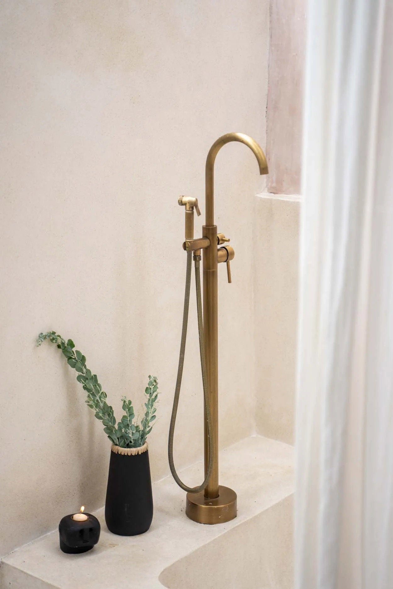The Sneaky Vase, Black Natural, M — 3