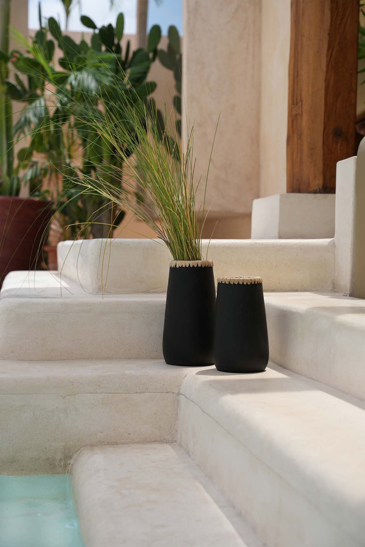 The Sneaky Vase, Black Natural, S — 4