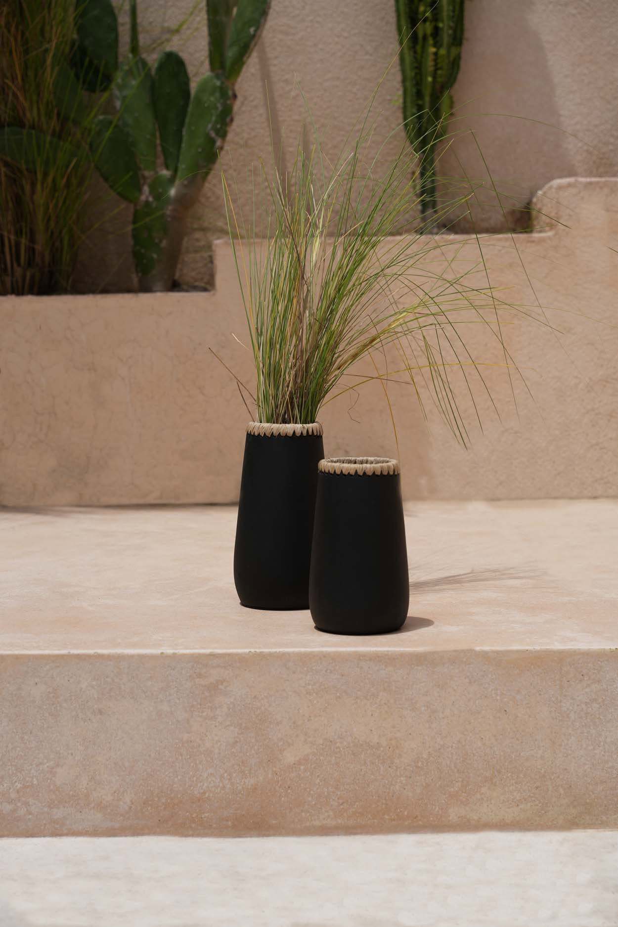 The Sneaky Vase, Black Natural, S — 5